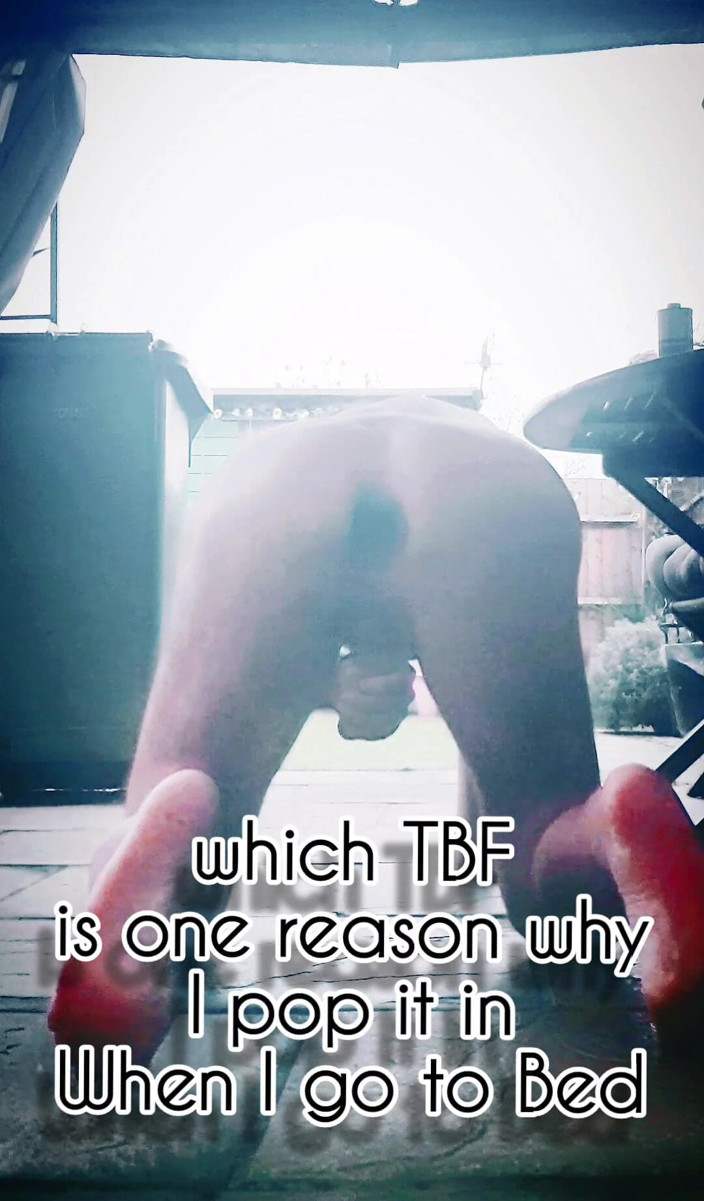 MaleModel: 庭でのヌードとバットプラグ入りのマスターベーション