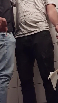 Follar y fumar en un baño público