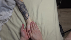 Honey Haze: Enteada massagem na mão se transforma em uma punheta. Honey...