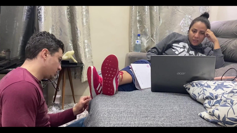 KiffaFeet: 운동화를 깨끗이 핥는 동안 발 노예를 무시하는 Kiffa