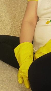 Une demi-sœur géante humilie son demi-frère minuscule géante avec un gant de vaisselle en latex jaune parce qu’elle