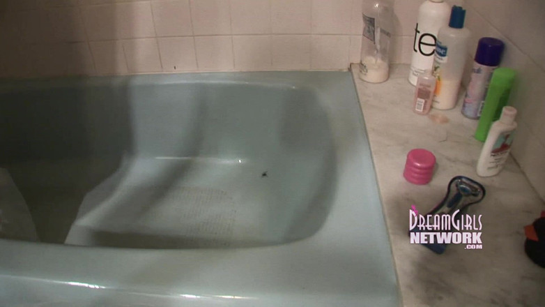 Dream Girls: Brunetka čůrá na večírku