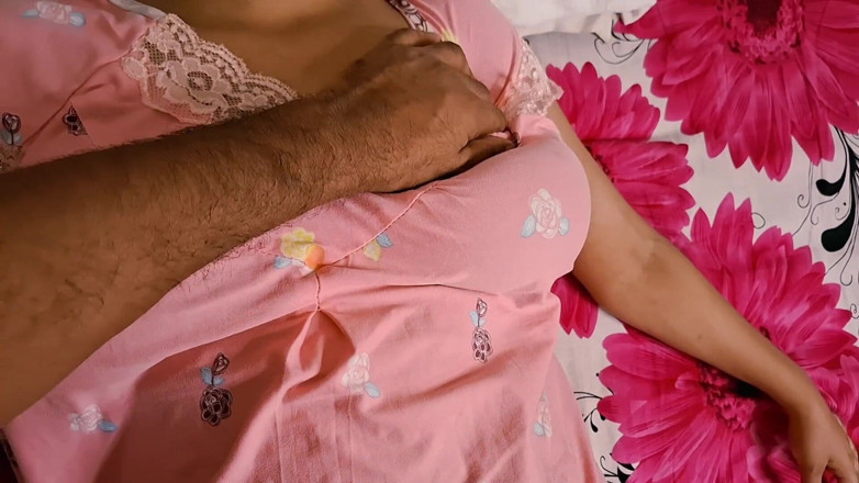 Banglasexycouple: Masaż Desi zamienia się w prawdziwy jęczący seks!