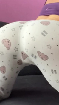 Ngentot bantal bikin aku muncrat ke mana-mana