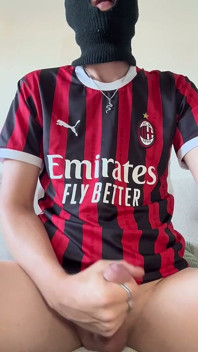 พี่ชายฟุตบอล Ac Milan เงี่ยนยิงน้ําเงี่ยน
