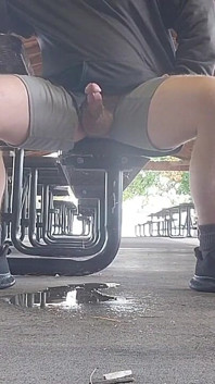 Porra e mijo em um local muito.