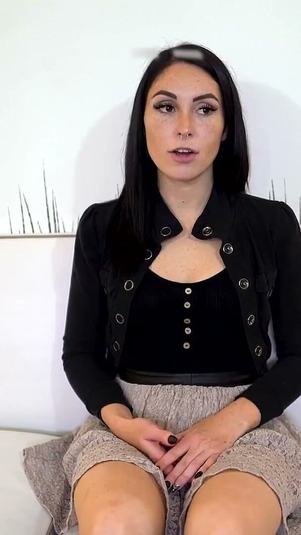 Brand New Amateurs: Ashley wolf bruna tatuata pelosa gioca da sola in una...