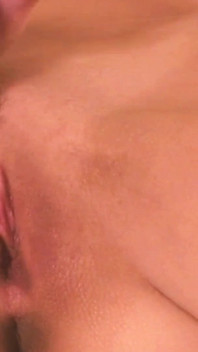 Prsty a hračky Scéna 1_brunette v copánky Kotě se probudí nadržená a masturbuje se svým robertkem