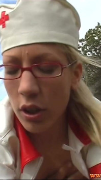 Der alte arzt Jaromir fickt seine krankenschwester gwen cortez