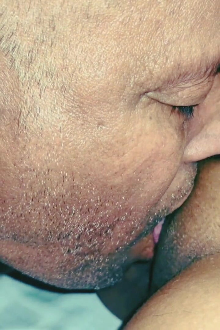 HOTKAMASUTRA: 老人はテジャスウィニをホテルに呼び、彼女の秘所を舐め、水を飲んだ