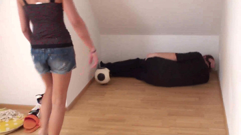 Femdom Austria: Fußballspiel mit einer sklavin