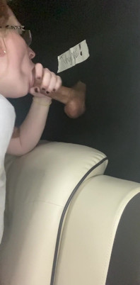 Sluttybritt обробляє великий чорний член тата