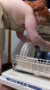 大きなお尻の熟女は食器洗い機をロードします