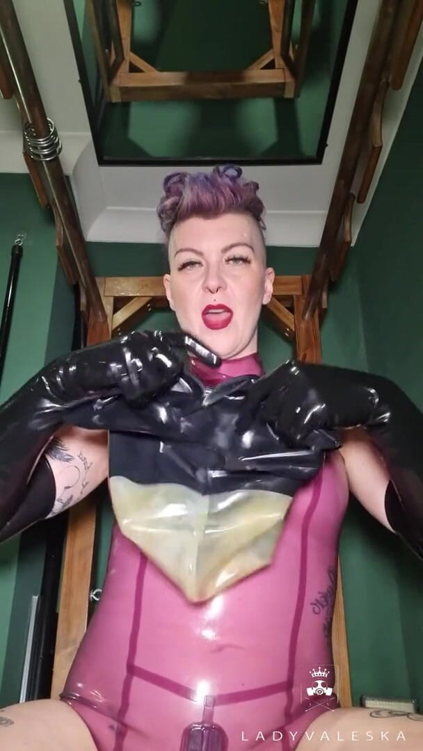 Lady Valeska: Игра с дыханием в латексе в видео от первого лица.