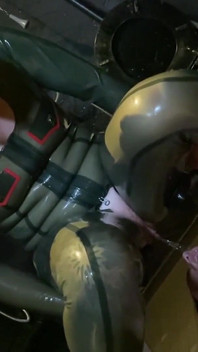 Tatuată cu nectar auriu cald