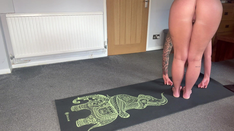Mr Money Shot & Zoe Grey: Yoga khỏa thân nóng bỏng với Zoe Grey