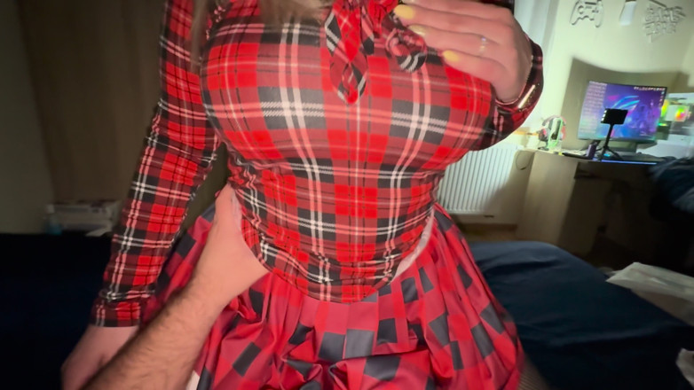 Christy X Taylor: Băiatul de livrare livrează pachetul de lenjerie și soția sexy încearcă tanga,...