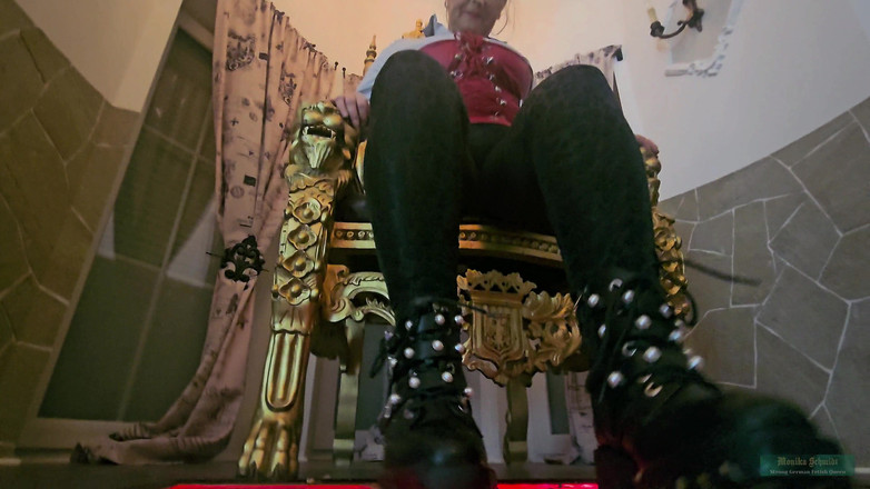 Strict Senz: Monika Schmidt Pod mými špinavými botami otrokyně lízání drtícího odpadu Obryně...