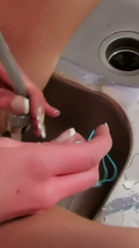 Basah di Dapur - Si rambut coklat bermain dengan semburan gemuk di kaunter
