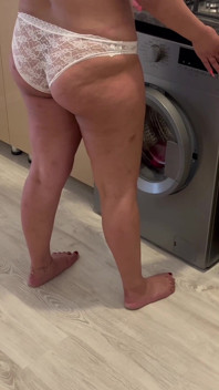 Latina BBW dziewczyna utknęła w pralce i skorzystała z okazji, aby przelecieć przyrodnią siostrę jak