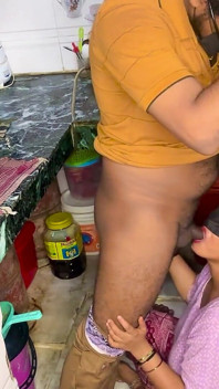 Desi Bhabhi dává semínka jablíčka na Devarův penis a saje ho před tvrdým kuchyňským šukáním