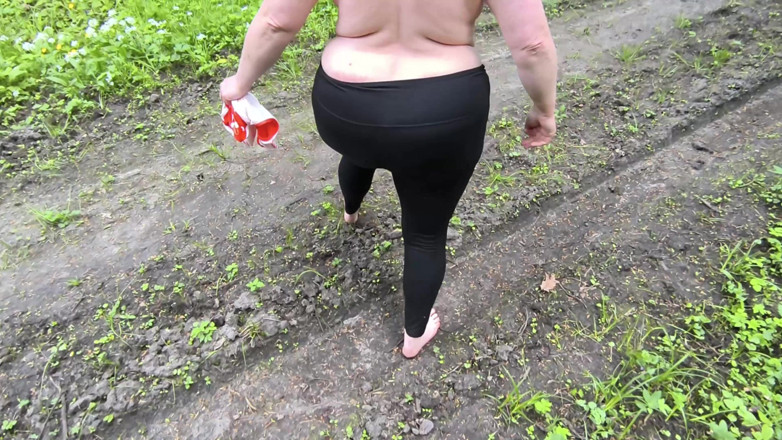 Bouncy Tits Action: Naken promenader och slår hennes bröst