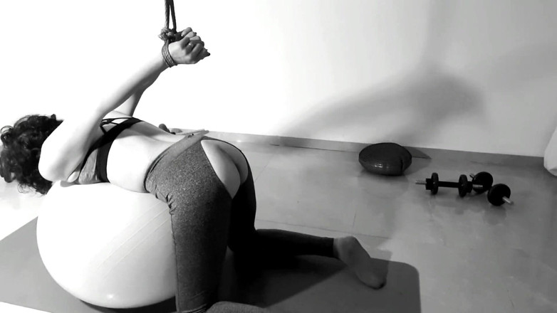Bdsmlovers91: Kinktober 第12天：被绑住并被操在她的瑜伽球上