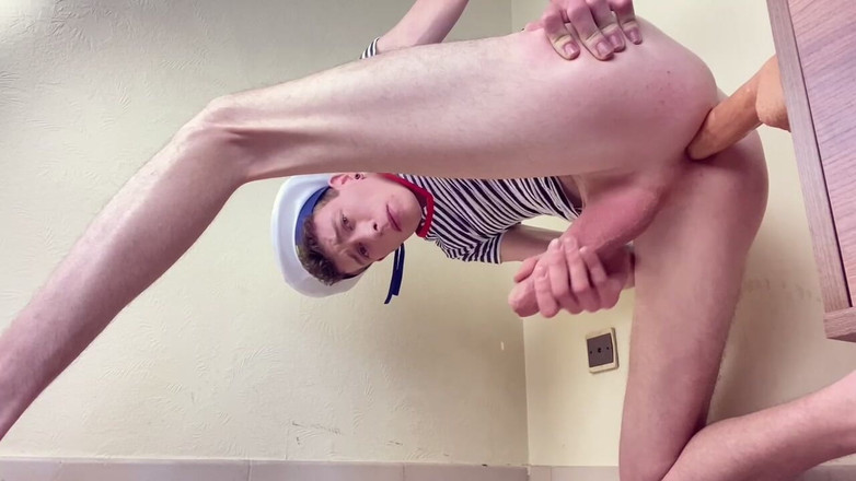 Craig Kennedy: Amateur matroos Twink berijdt enorme dildo tot handenvrij orgasme terwijl...