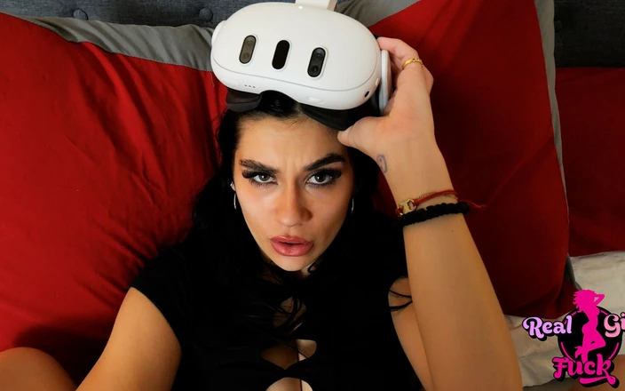 Taboolu: 私の義理の姉は、VRを見ている間に誤って私のチンポを彼女の中に滑り込ませます-デリラ短剣