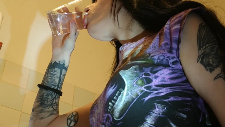 Beth Kinky: İyi bir sakso çektikten sonra diş fırçasıyla sikişiyor