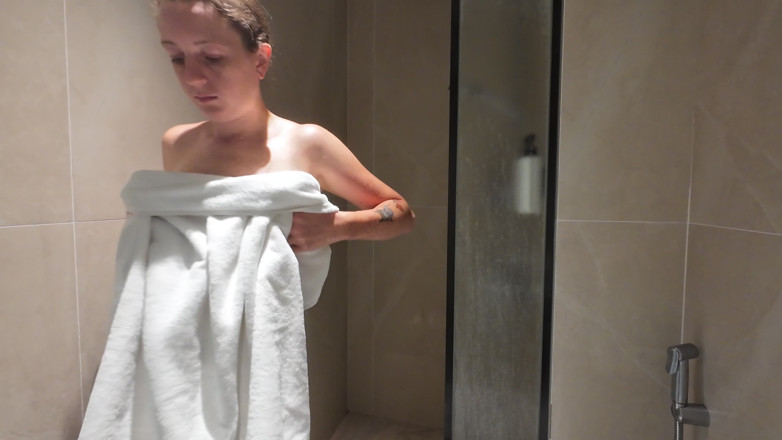 ScottishSweetie: Mýdlová Děvka Se Myje a Prstí Její Páchnoucí Kundičku Ve...