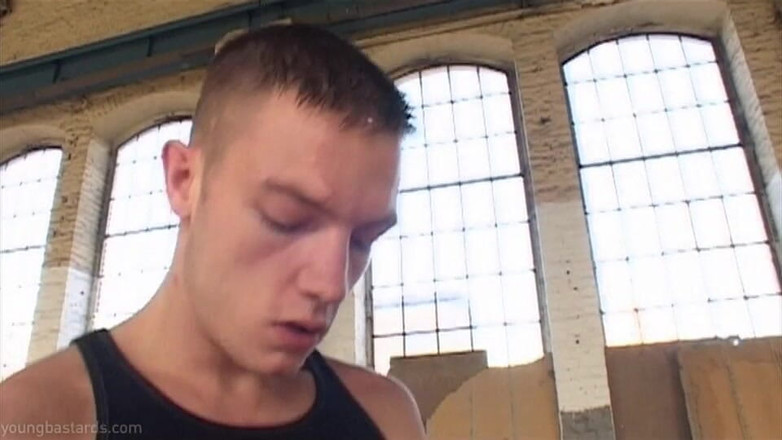 Young Bastards: फोरमैन की दंडात्मक चुदाई