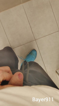 Băiat alb slab, riscant, se masturbează în Wc de la Gyme, de la Open Doors