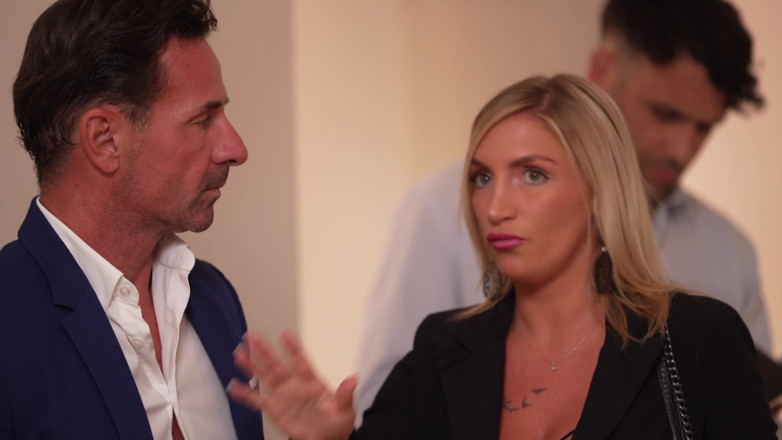 Jet sex prod: L'agente immobiliare viene scopata da 2 ragazzi