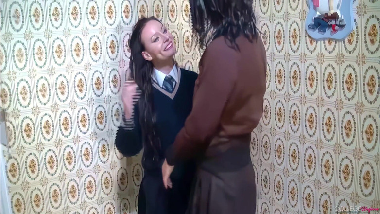 College Uniform: Ice Bucket menampilkan Bryoni-Kate, Carla Brown