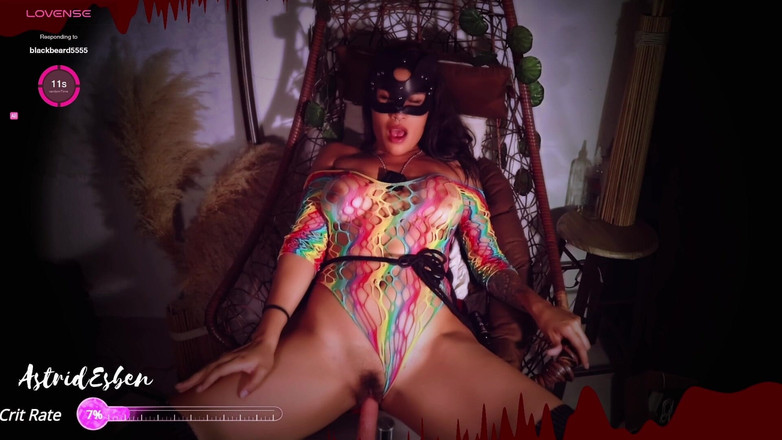 Astrid Esben: Брюнетка с большими сиськами играет с машиной для траха и ее последователей