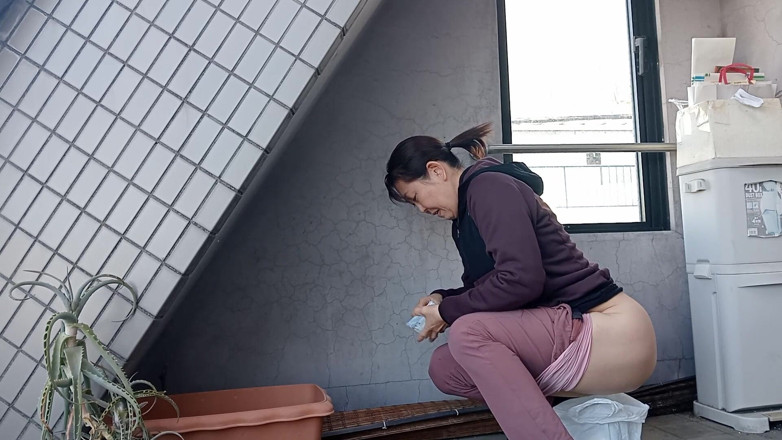 Mayumi Kanzaki: Video kencing terdesak Jepun