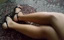 Dani Leg: Dani наслаждается прикосновением ее сексуальных женственных ног в коричневых колготках