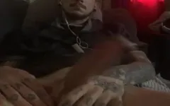 Un hétéro amateur mince et tatoué se masturbe !