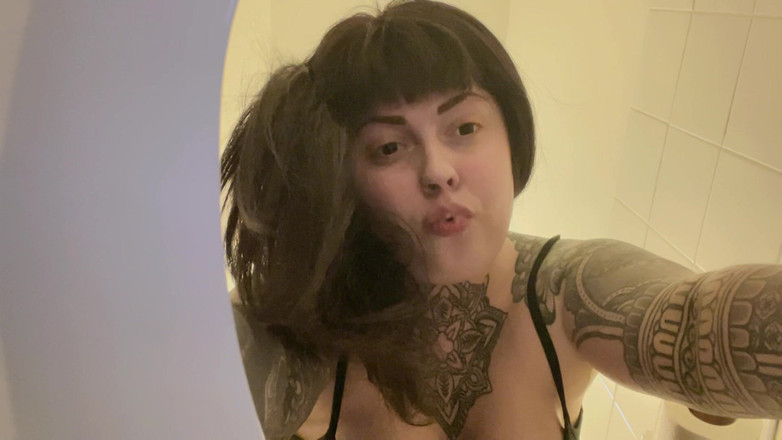 Miss Valentina: Ả điếm trong nhà vệ sinh của tôi