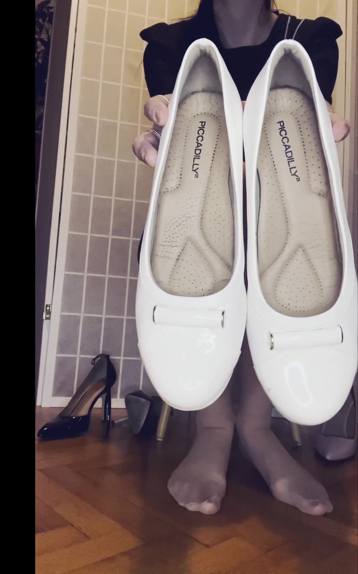 Czech Soles - foot fetish content: Visar upp mina klackar och pumpar på nylon fötter POV