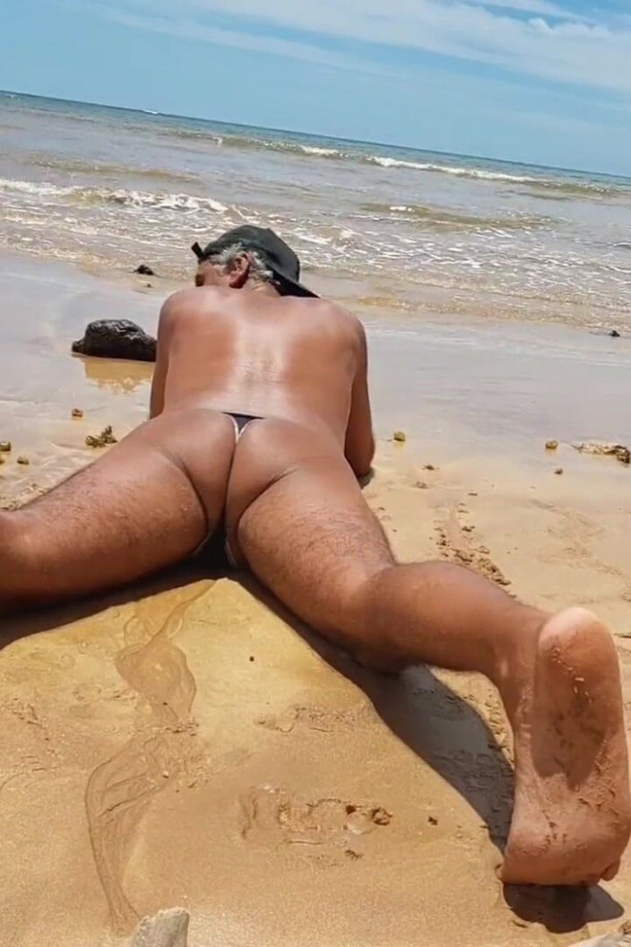 Ladysilvas: Ladysilva在海滩上的淫荡荡妇想要在屁股上滚