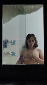窓越しに撮影されたラティーナの少女