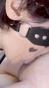 Mayu č. 48 Postroj, Zavázané zavázané oči, Erotické označení,, Hluboké hrdlo,, Piercing bradavek, Stříkání, Křeče