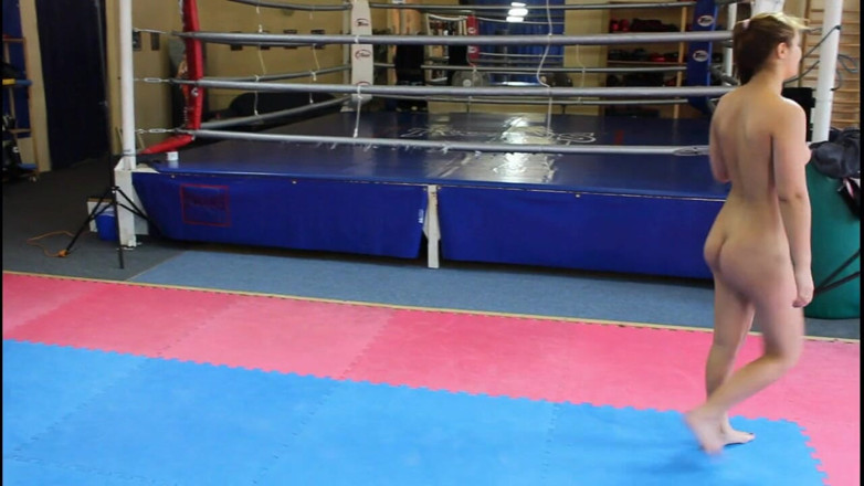 European Erotic Mixed Wrestling Club: 친구와 씨름하는 핫한 십대 Lana
