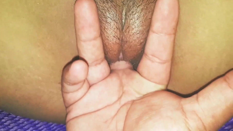 Susyzuperpete: Dedilhando minha namorada no meio da sala de estar
