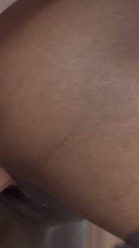 Het ebenholts MILF Jasmine Webb leker med sin våta fitta medan hennes bwc stud wanks i väntan på jävla hennes spridningshål