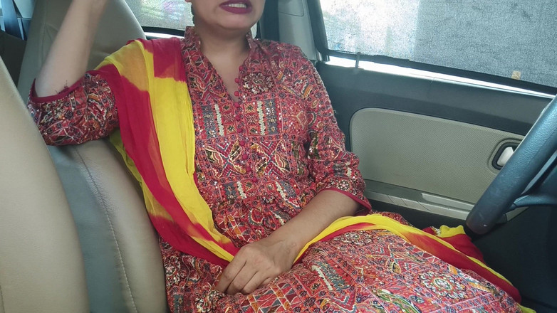 Saarabhabhi6: Дезі дівчина Саара говорить брудно в машині голою