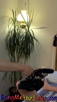 Nickey Huntsman deja que su hermanastro la filme follando con un hombre maduro