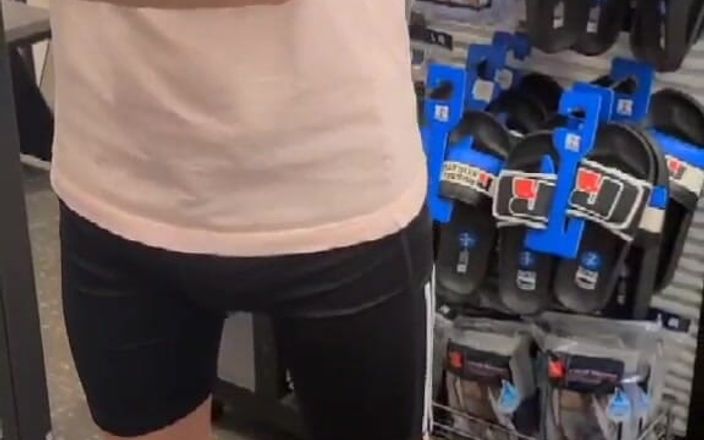 Kinkytwinkpamps: 쇼핑몰 관장 위에 요가 반바지를 입은 펨보이